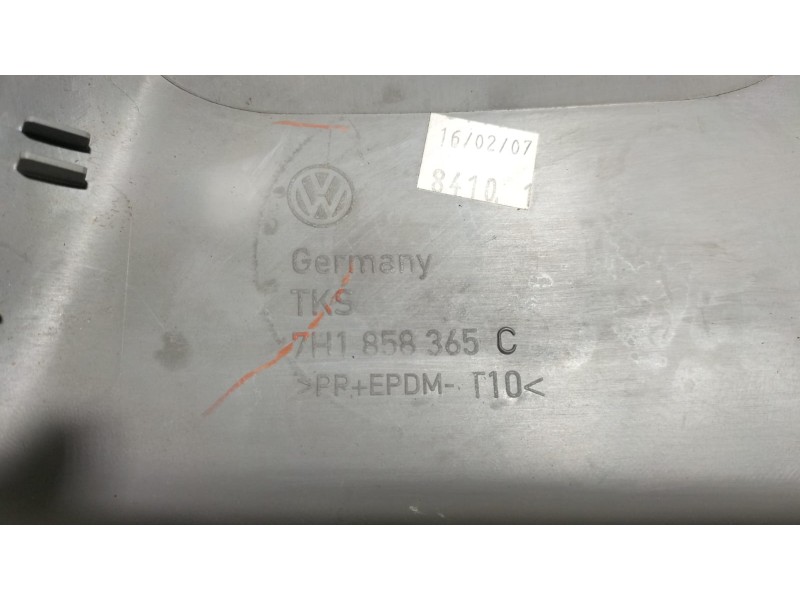 Recambio de molduras delanteras para volkswagen t5 bus 2.5 tdi referencia OEM IAM 7H1858365C 78600 