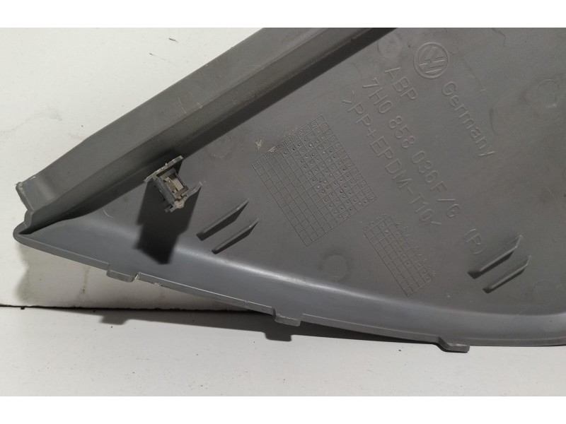 Recambio de molduras delanteras para volkswagen t5 bus 2.5 tdi referencia OEM IAM 7H0858036F 78602 