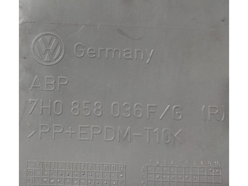 Recambio de molduras delanteras para volkswagen t5 bus 2.5 tdi referencia OEM IAM 7H0858036F 78602 