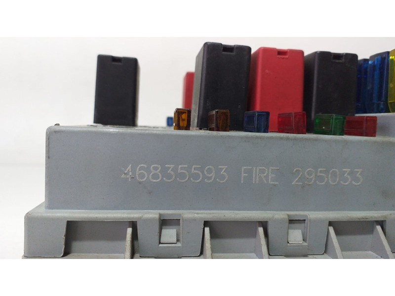 Recambio de caja reles / fusibles para fiat punto berlina (188) 1.2 8v active referencia OEM IAM 46835593 70295 R
