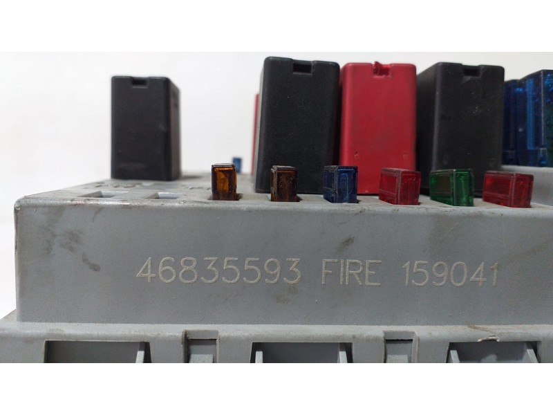 Recambio de caja reles / fusibles para fiat punto berlina (188) 1.2 8v referencia OEM IAM 46835593 70310 R