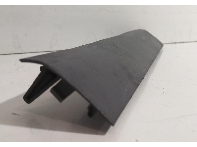 Recambio de molduras delanteras para volkswagen t5 bus 2.5 tdi referencia OEM IAM 7H1857185 78678 