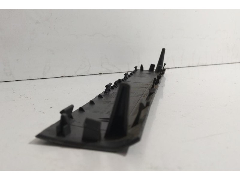 Recambio de molduras delanteras para volkswagen t5 bus 2.5 tdi referencia OEM IAM 7H1857185 78678 