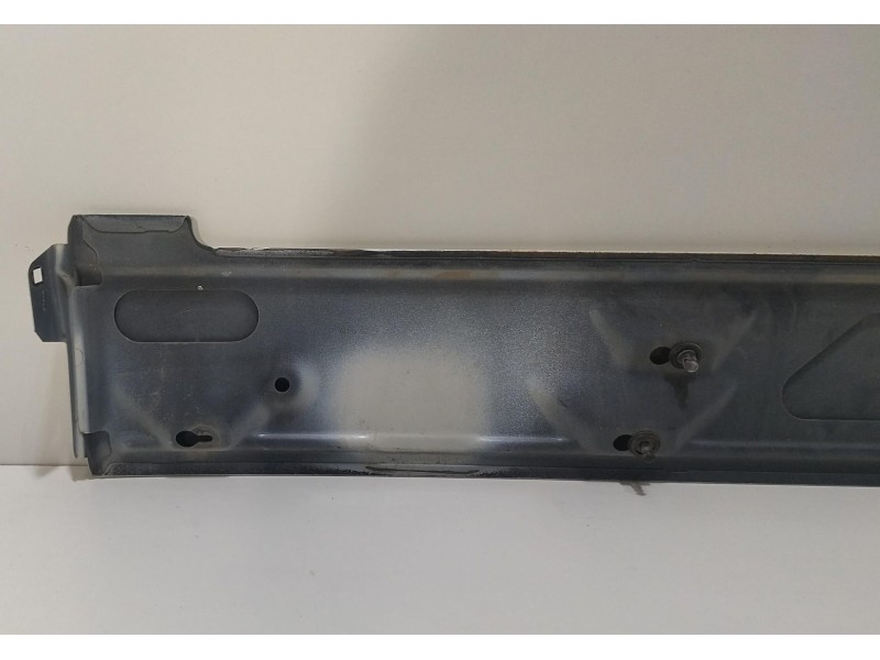 Recambio de molduras traseras para volkswagen t5 bus 2.5 tdi referencia OEM IAM 7H18437961 78776 