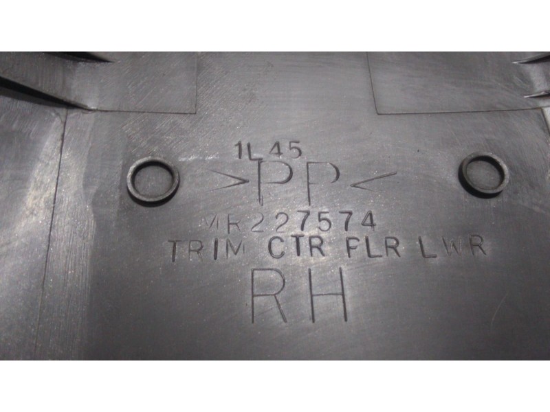 Recambio de molduras delanteras para mitsubishi montero sport (k90) 2.5 td gls referencia OEM IAM MR227574 50333 