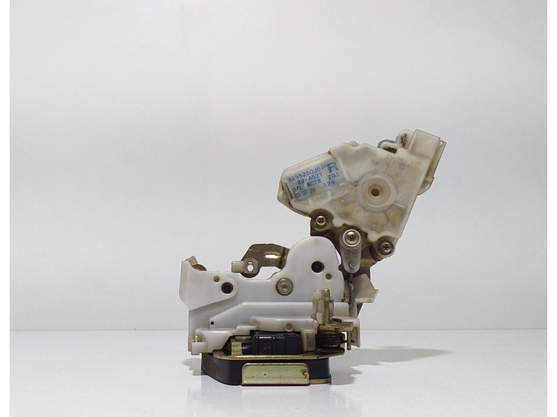 Recambio de cerradura puerta trasera derecha para nissan terrano/terrano.ii (r20) comfort referencia OEM IAM 8255250J01 61937 