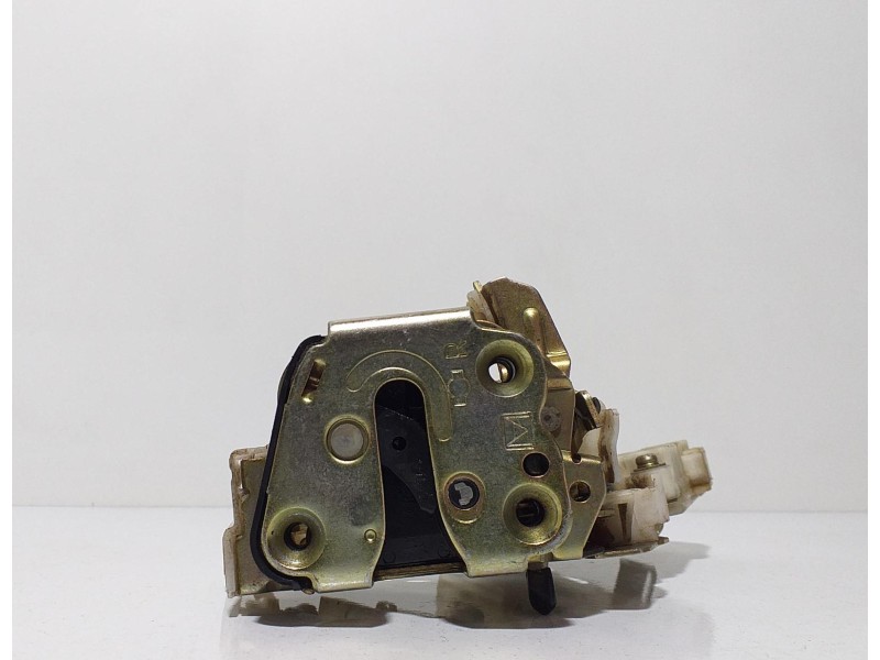 Recambio de cerradura puerta trasera derecha para nissan terrano/terrano.ii (r20) comfort referencia OEM IAM 8255250J01 61937 