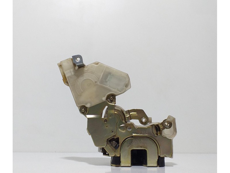 Recambio de cerradura puerta trasera derecha para nissan terrano/terrano.ii (r20) comfort referencia OEM IAM 8255250J01 61937 