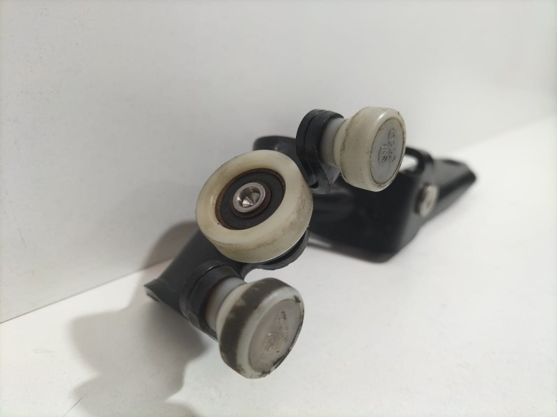 Recambio de soporte / guia puerta corredera para volkswagen t5 bus 2.5 tdi referencia OEM IAM 7H0843336D 79305 