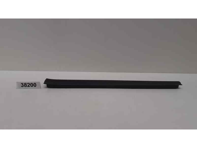 Recambio de guarnecido puerta delantera derecha para mercedes-benz clase e (w211) berlina 2.6 cat referencia OEM IAM A2116801835