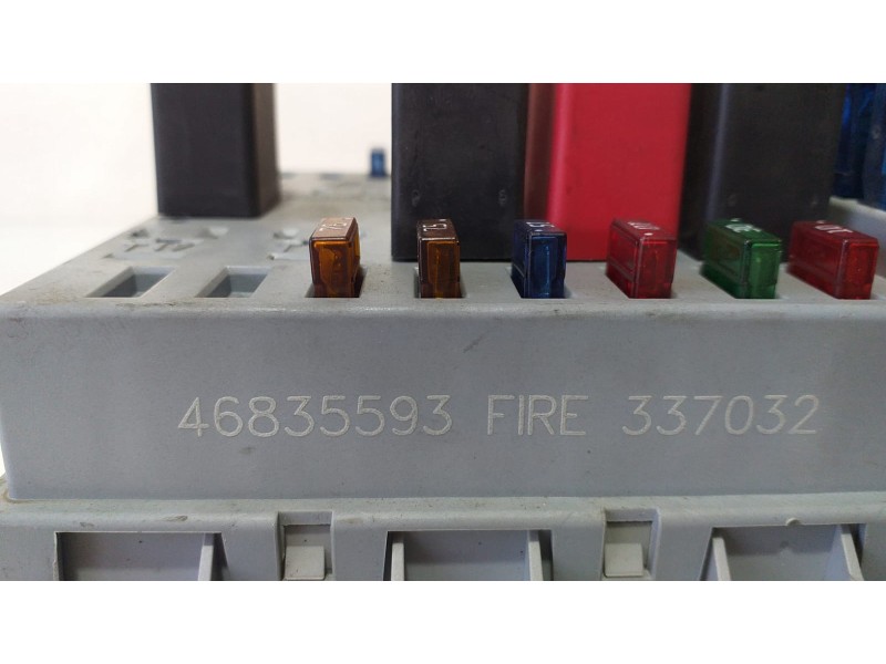 Recambio de caja reles / fusibles para fiat punto berlina (188) 1.2 8v active referencia OEM IAM 46835593 71400 R