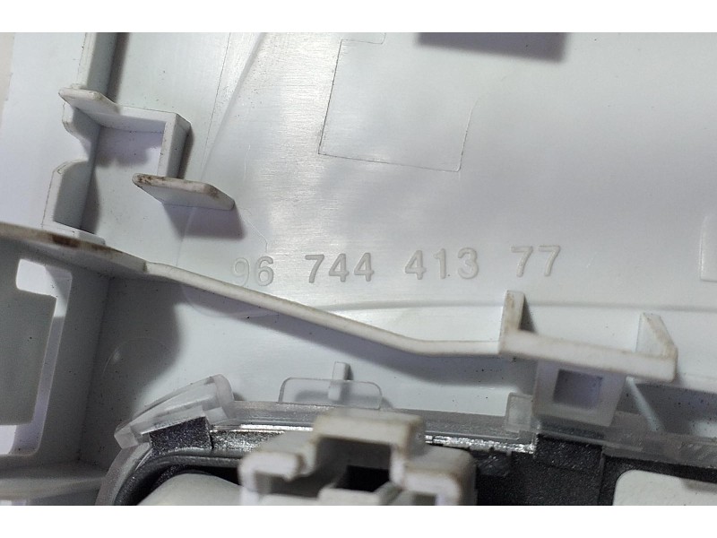 Recambio de luz interior para peugeot 208 access referencia OEM IAM 9674441377 71675 R