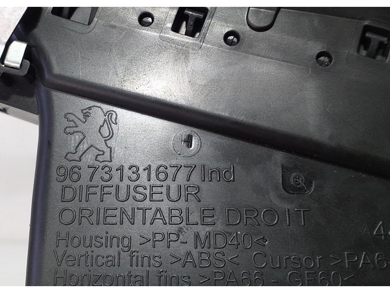 Recambio de rejilla aireadora para peugeot 208 access referencia OEM IAM 9673131677 71676 R