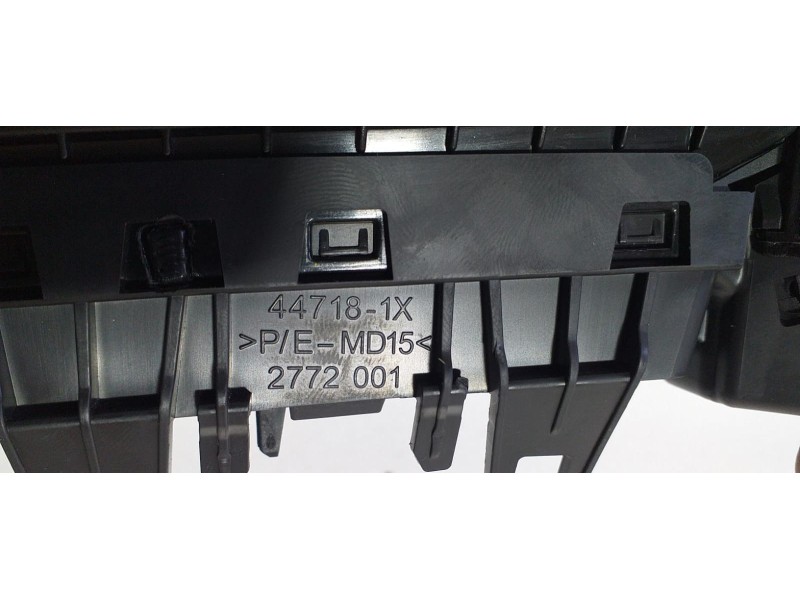 Recambio de rejilla aireadora para peugeot 208 access referencia OEM IAM 447181X 71677 R