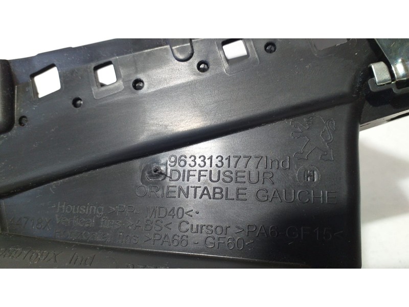 Recambio de rejilla aireadora para peugeot 208 access referencia OEM IAM 9633131777 71679 R