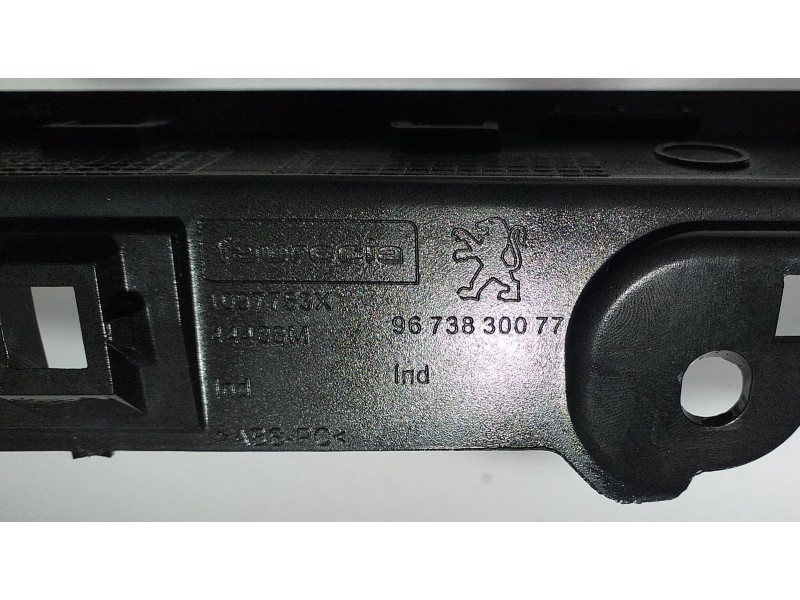 Recambio de molduras delanteras para peugeot 208 access referencia OEM IAM 9673830077 71680 R