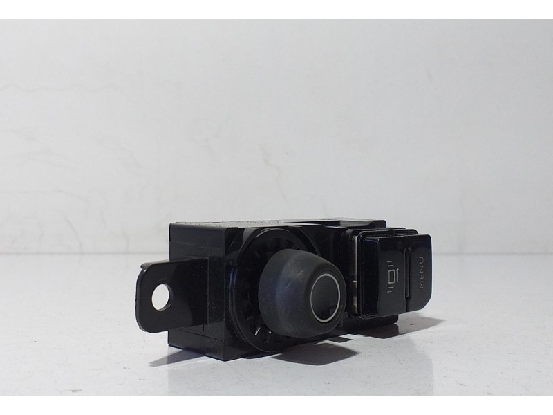 Recambio de sistema audio / radio cd para peugeot 208 access referencia OEM IAM 96758773XU 71685 R