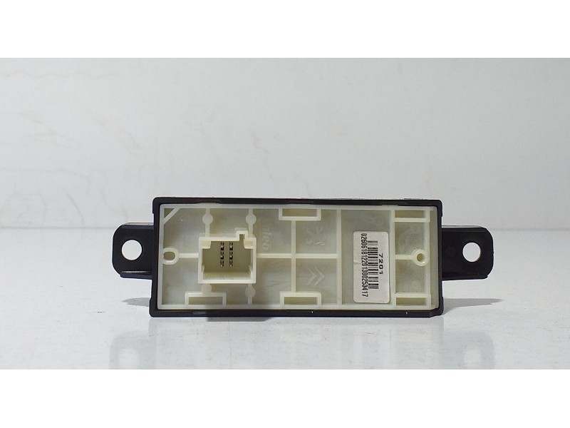 Recambio de sistema audio / radio cd para peugeot 208 access referencia OEM IAM 96758773XU 71685 R