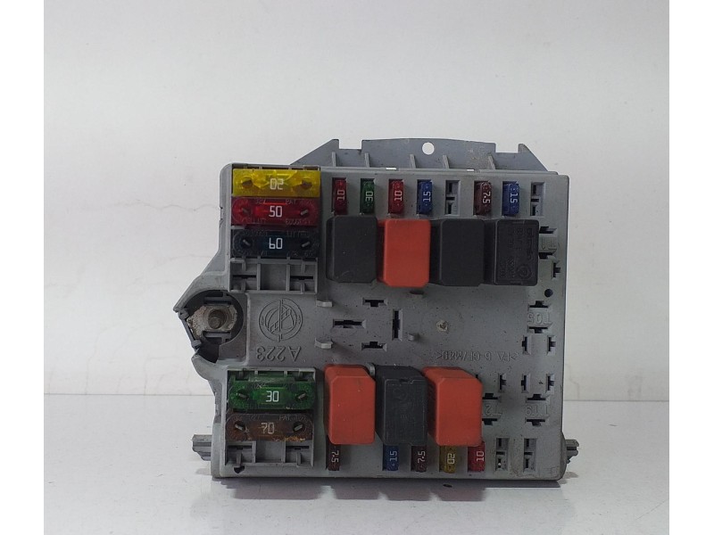 Recambio de caja reles / fusibles para fiat punto berlina (188) 1.2 16v elx referencia OEM IAM 46763646 71903 R