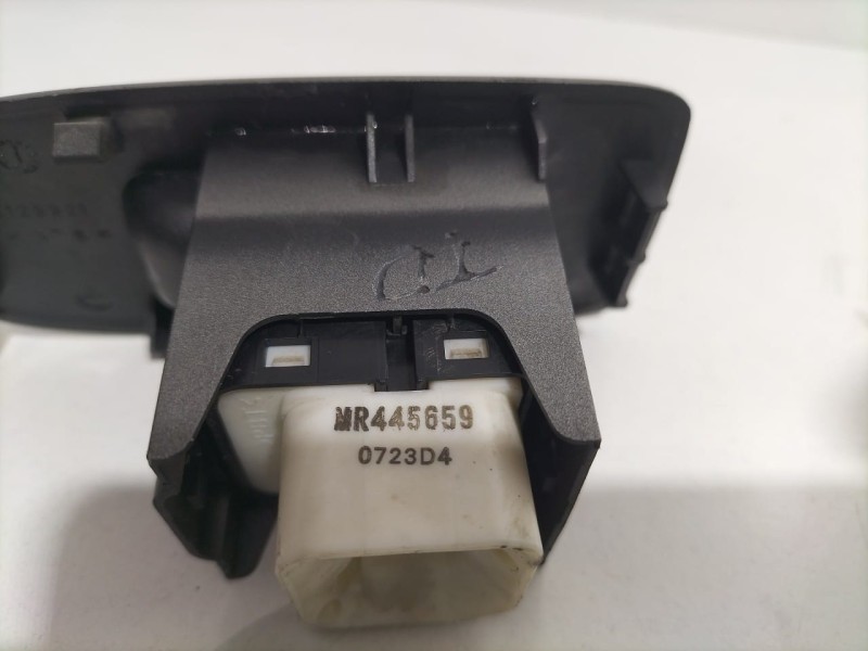 Recambio de mando elevalunas trasero derecho para mitsubishi montero (v60/v70) 3.2 di-d instyle (5-ptas.) referencia OEM IAM MR4