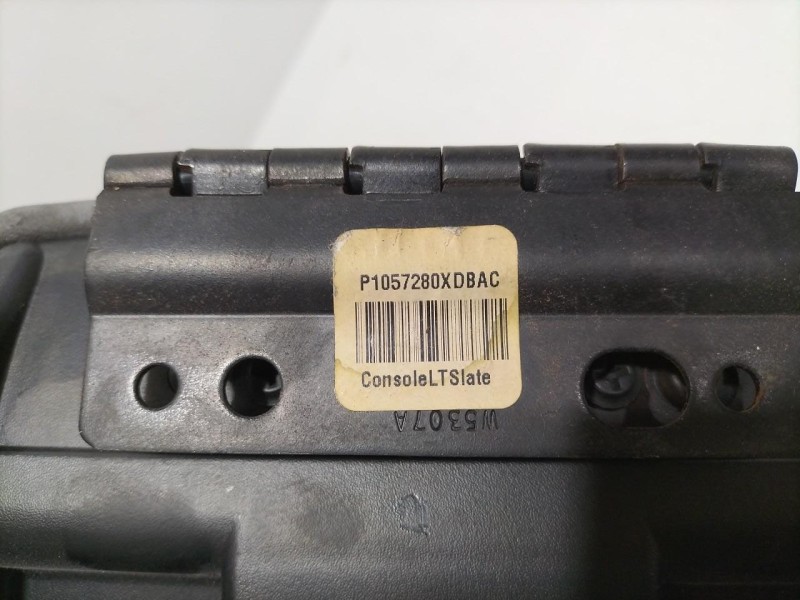 Recambio de apoyabrazos central para chrysler 300 c 3.0 crd referencia OEM IAM P1057280XDBAC 80065 R