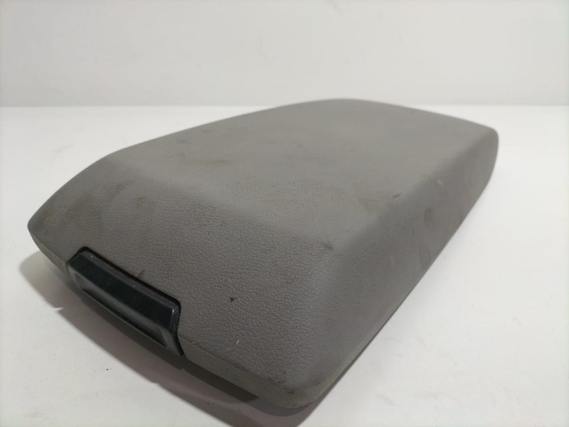 Recambio de apoyabrazos central para chrysler 300 c 3.0 crd referencia OEM IAM P1057280XDBAC 80065 R