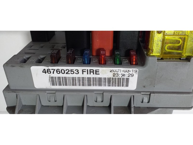 Recambio de caja reles / fusibles para fiat punto berlina (188) 1.2 8v referencia OEM IAM 46760253 72948 R