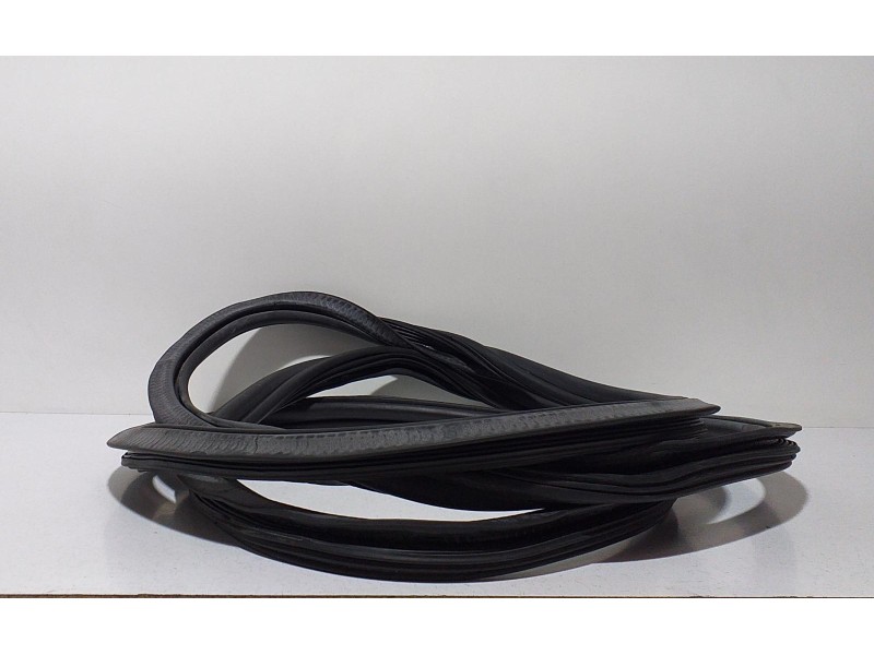 Recambio de goma contorno para audi q5 (8r) 2.0 tdi (125kw) referencia OEM IAM 8R0831721D 64792 