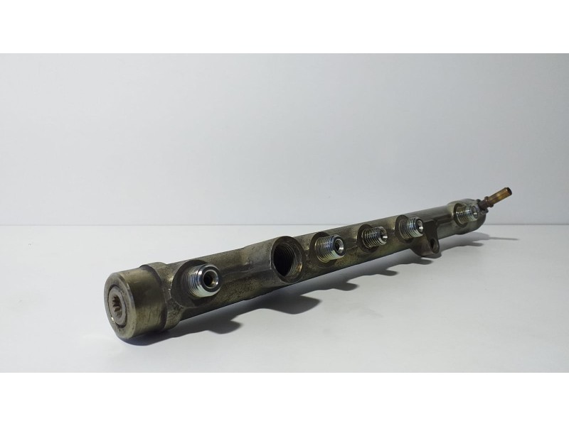 Recambio de rampa inyectora para renault megane ii berlina 3p confort authentique referencia OEM IAM 8200330912 73392 R