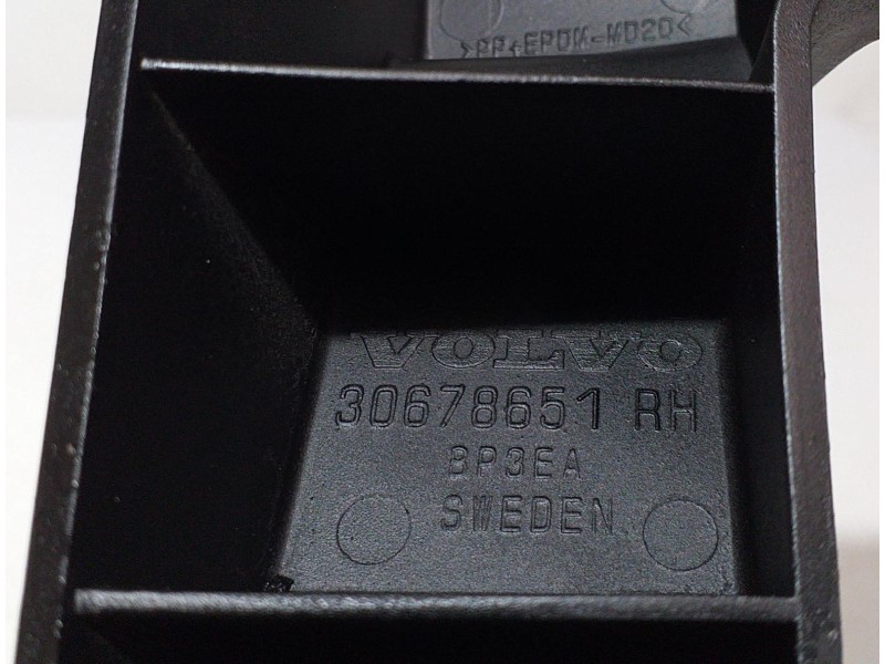 Recambio de molduras traseras para volvo xc70 kinetic awd referencia OEM IAM 30678651 65421 
