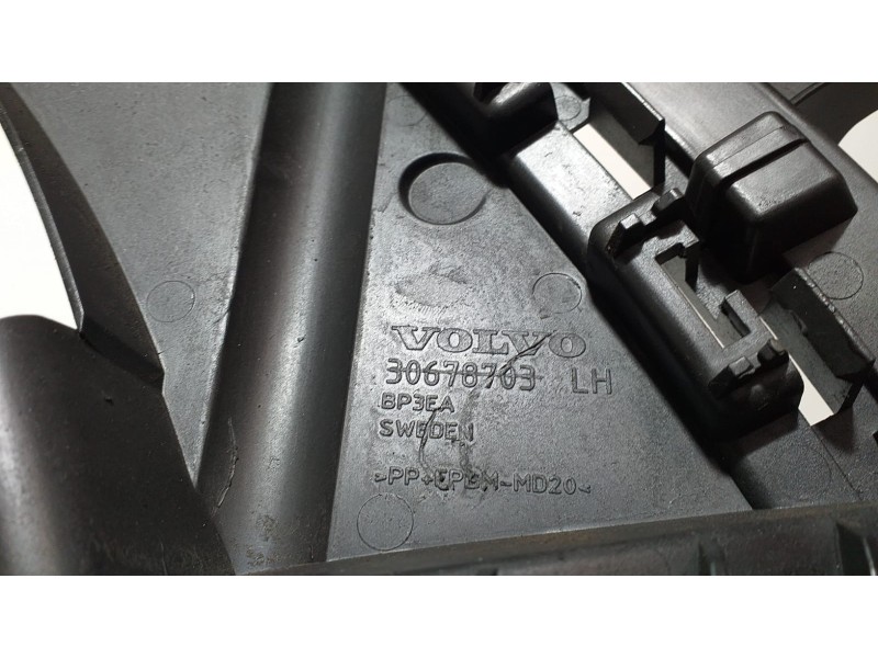 Recambio de molduras traseras para volvo xc70 kinetic awd referencia OEM IAM 30678703 65423 