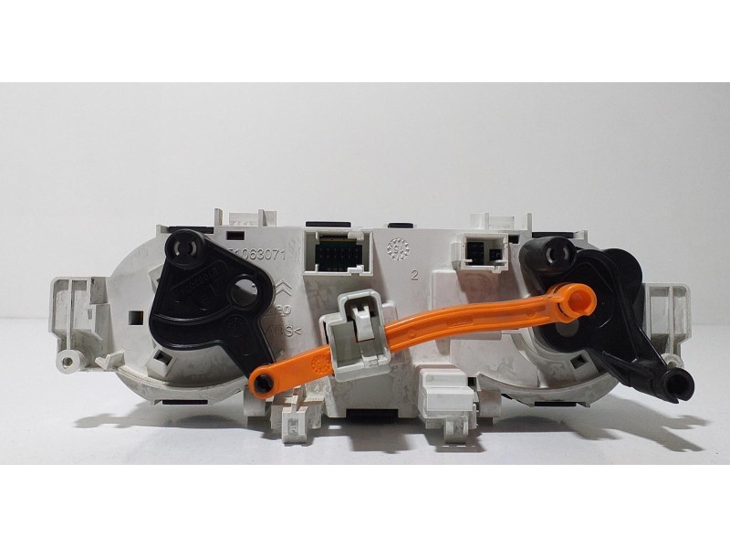 Recambio de mando calefaccion / aire acondicionado para peugeot 208 style referencia OEM IAM E1063071 58464 