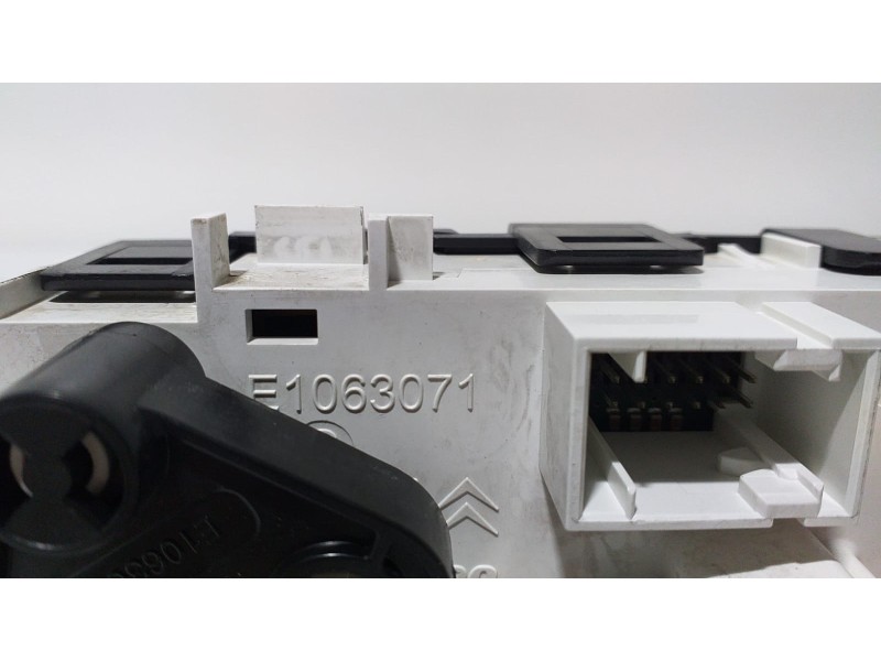 Recambio de mando calefaccion / aire acondicionado para peugeot 208 style referencia OEM IAM E1063071 58464 