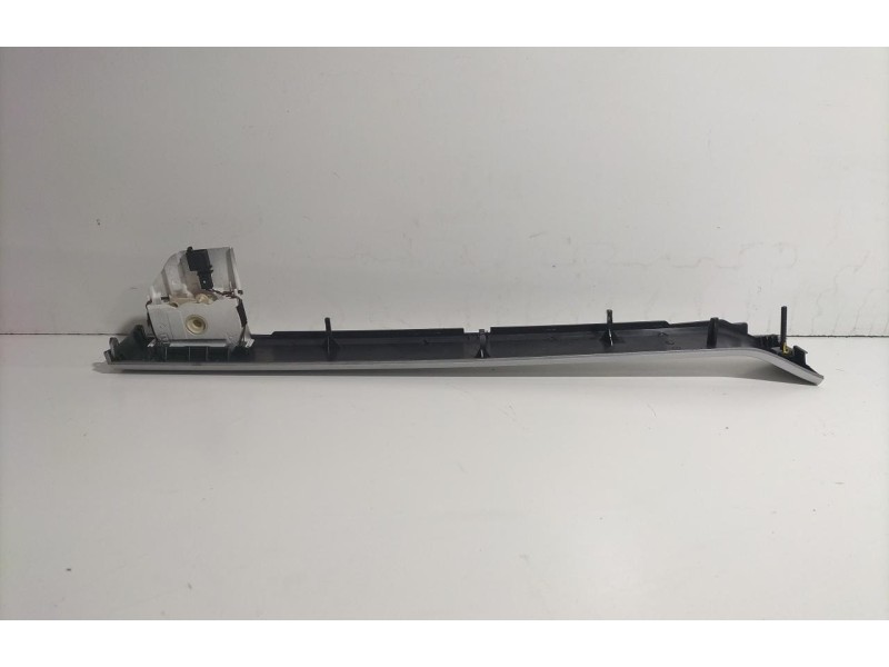 Recambio de molduras delanteras para volkswagen touareg (7l6) tdi v6 +motion referencia OEM IAM 7L6857226K 77896 