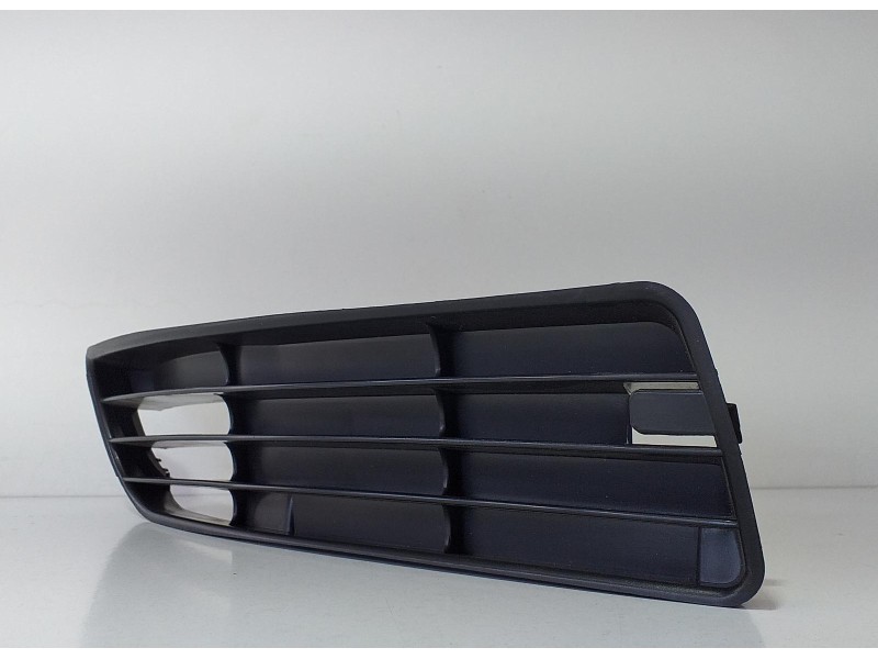 Recambio de rejilla paragolpes delantero para audi a4 avant (b5) 1.9 tdi referencia OEM IAM 107020302 68831 