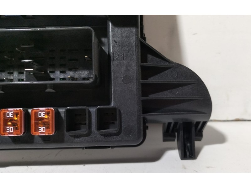 Recambio de caja reles / fusibles para opel insignia berlina cosmo referencia OEM IAM 13277317 78215 