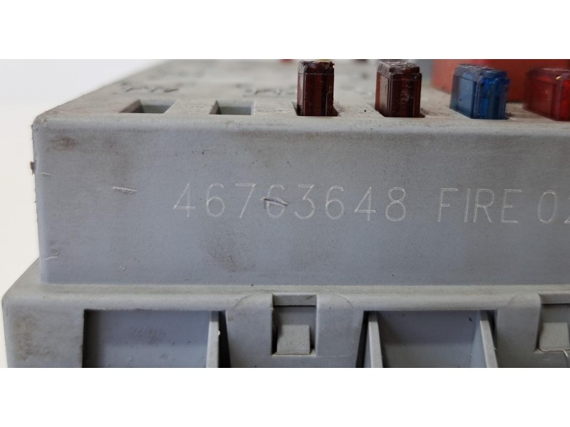 Recambio de caja reles / fusibles para fiat punto berlina (188) 1.2 cat referencia OEM IAM 46763648 75473 R