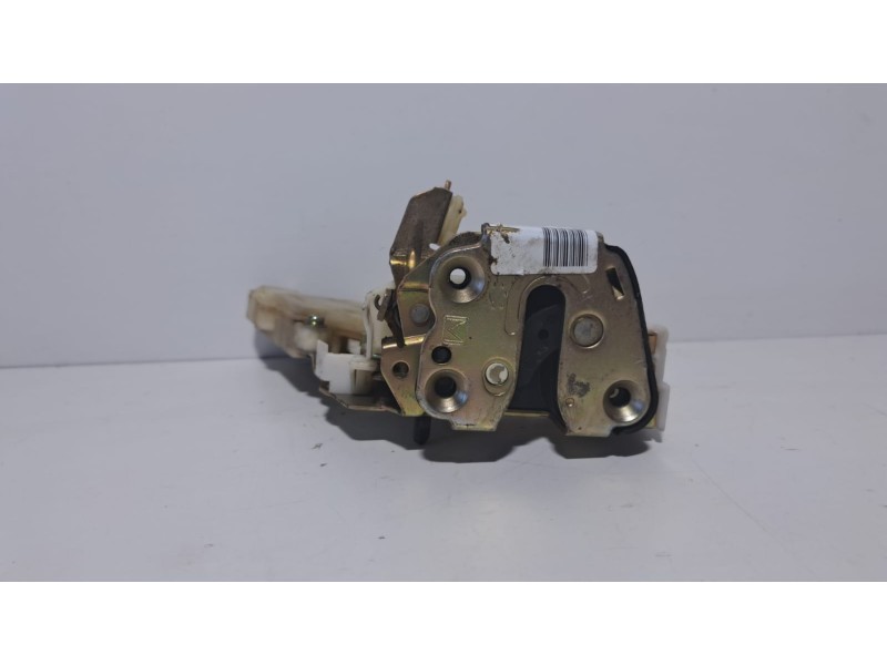 Recambio de cerradura puerta trasera izquierda para nissan terrano/terrano.ii (r20) aventura referencia OEM IAM 8255350J01 76038