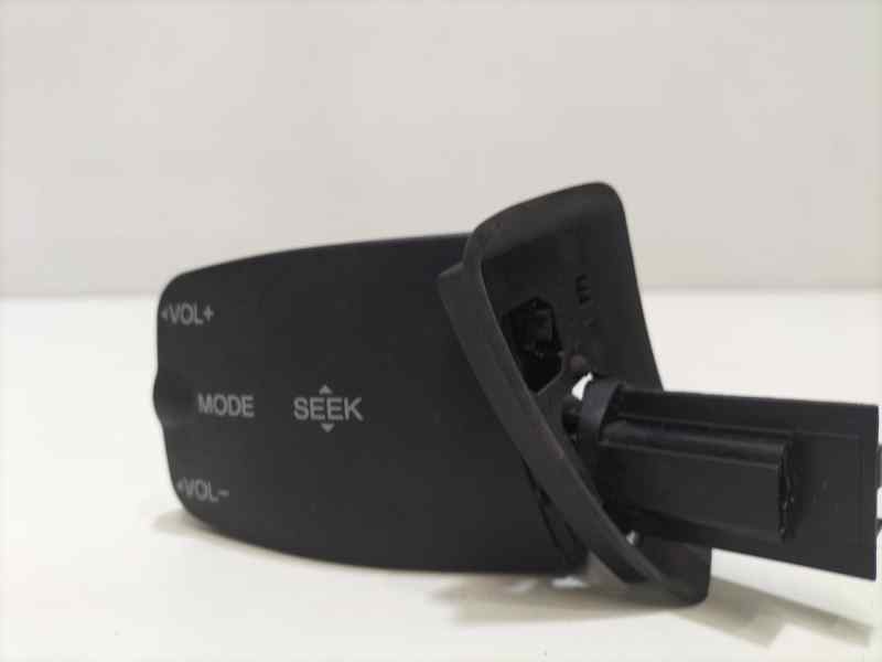 Recambio de mando volante para ford focus berlina (cap) ghia referencia OEM IAM 758709 82301 