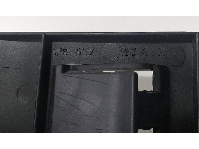 Recambio de guia paragolpes delantera izquierda para volkswagen bora berlina (1j2) highline referencia OEM IAM 1J5807183A 68953  Recambio de guia paragolpes delantera izquierda para volkswagen bora berlina (1j2) highline referencia OEM IAM 1J5807183A 68953