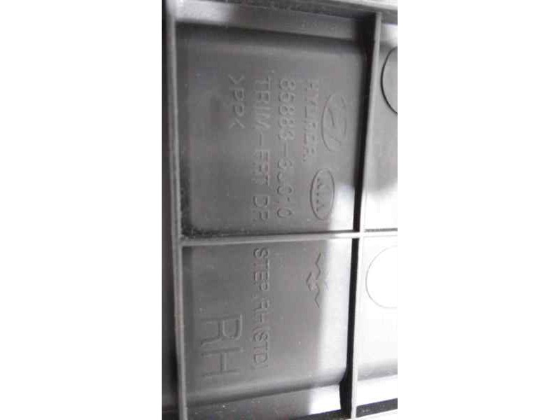 Recambio de guarnecido puerta delantera derecha para kia sportage concept 4x2 referencia OEM IAM 858833U010 46440 