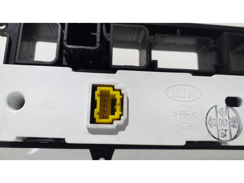 Recambio de pantalla multifuncion para kia sorento 2.5 crdi ex referencia OEM IAM 945003E500 66516 