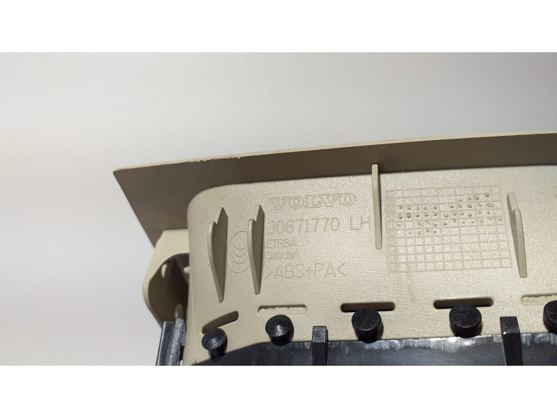 Recambio de rejilla aireadora para volvo xc60 r-design 2wd referencia OEM IAM 30671770 69095 