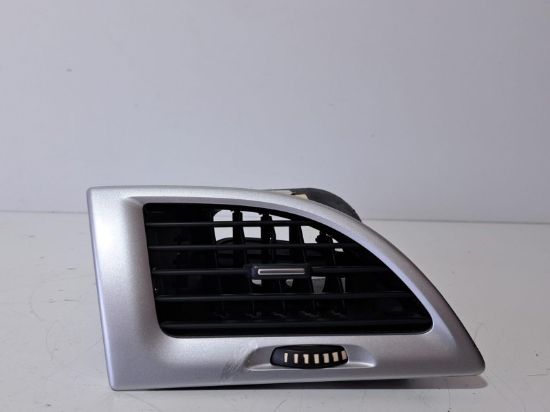 Recambio de rejilla aireadora para renault megane iii berlina 5 p expression referencia OEM IAM 687612553R 76295 R