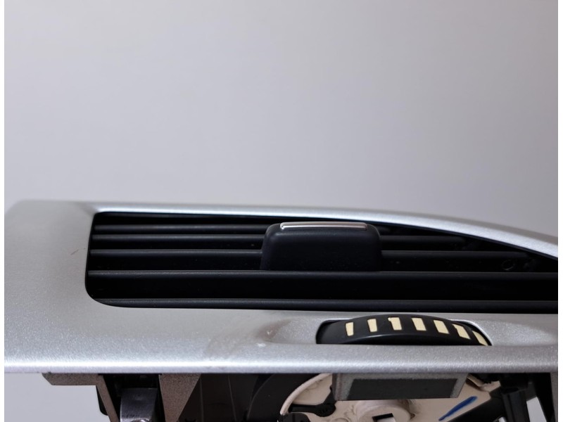 Recambio de rejilla aireadora para renault megane iii berlina 5 p expression referencia OEM IAM 687612553R 76295 R