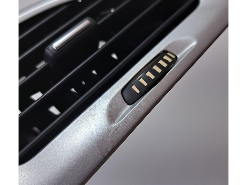 Recambio de rejilla aireadora para renault megane iii berlina 5 p expression referencia OEM IAM 687612553R 76295 R