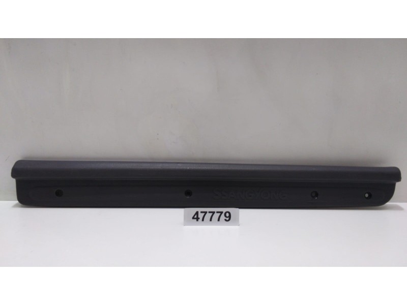 Recambio de guarnecido puerta delantera izquierda para ssangyong korando 2.3 tdi referencia OEM IAM 0M661LA 47779 