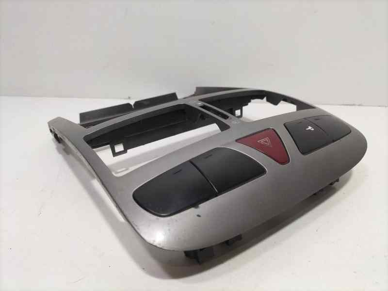 Recambio de molduras delanteras para peugeot 307 break / sw (s1) 2.0 hdi cat referencia OEM IAM M29500 82706 