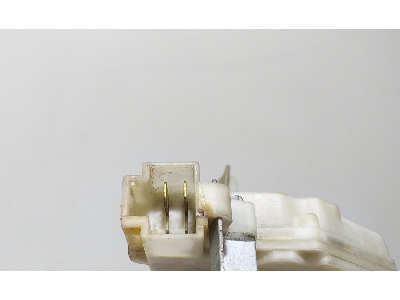 Recambio de cerradura puerta trasera derecha para nissan terrano/terrano.ii (r20) aventura referencia OEM IAM 8255250J01 67031 