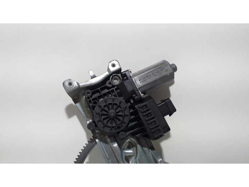 Recambio de elevalunas delantero izquierdo para opel astra g berlina 1.6 16v referencia OEM IAM 90521875 67085 